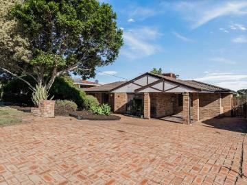 Freshly Updated Family Home on a Spacious 710sqm R20/30 Block!