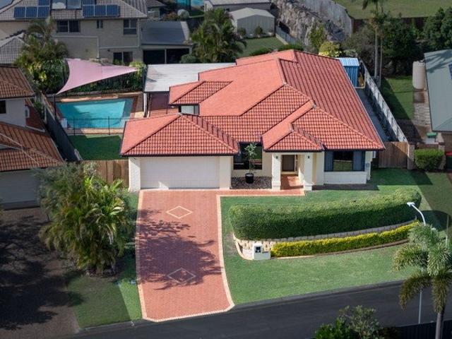Freshly Updated Family Home with Huge Pool on 807m²