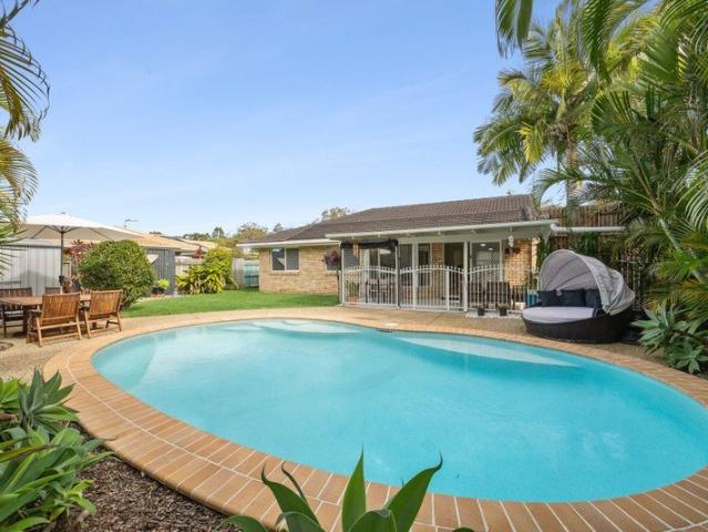 Freshly Updated Family Living with Pool and Room for the Caravan