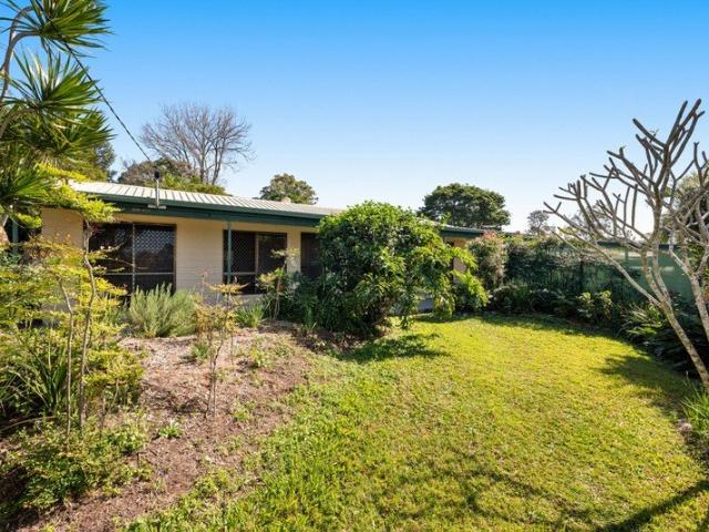 FRESHLY UPDATED FAMILY LIVING IN A CONVENIENT LOCATION
