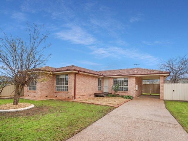 Freshly updated home in a private court location!