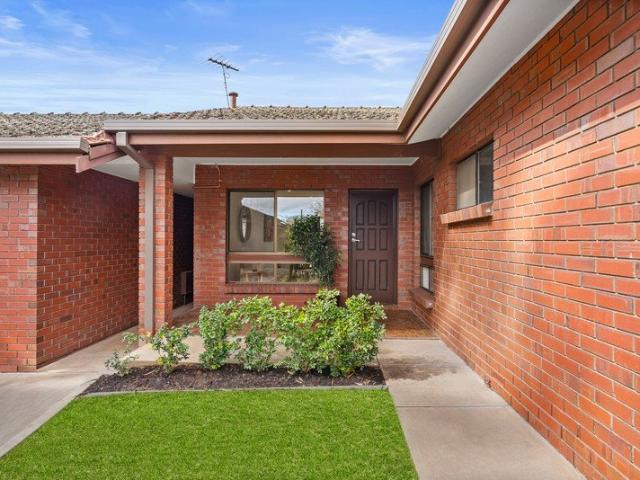 Freshly Updated Homette with Style, Space & Room to Breathe
