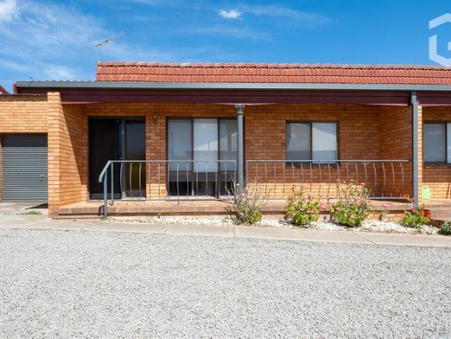 Freshly Updated Living Close to Leeton's CBD
