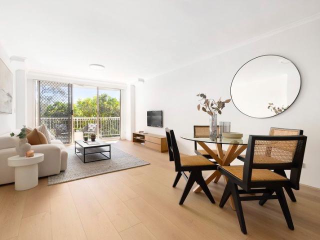 Freshly Updated West Facing Apartment in the Popular Kimberley Estate