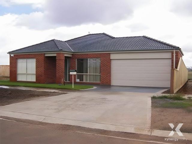 Freshly Updated with New Paint & Carpet Modern Point Cook Living