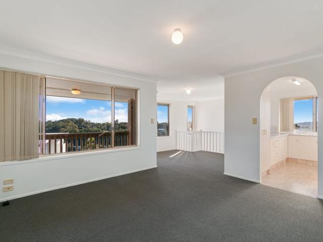 FRESHLY UPDATED TOWNHOUSE OFFERING COMFORT & CONVENIENCE