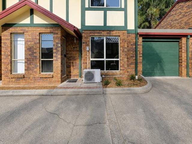FRESHLY UPDATED TOWNHOUSE IN A CONVENIENT LOCATION
