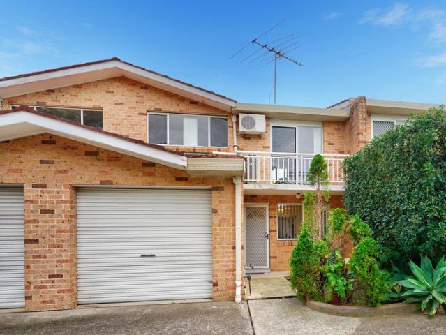 Freshly Updated Townhouse in Boutique Complex of only 16 Townhouses with Low Strata of Only $460 per Quarter