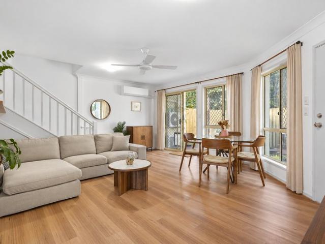 Freshly Updated Townhouse in the Heart of Everton Park