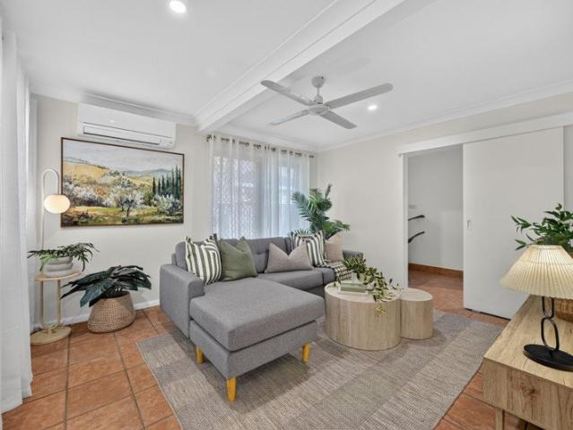 Freshly Updated Townhouse with Privacy, Storage & City Fringe Convenience Minutes to The Strand!