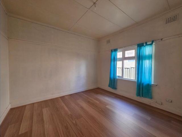 Freshly Updated Two Bedroom Flat in Convenient Central Location