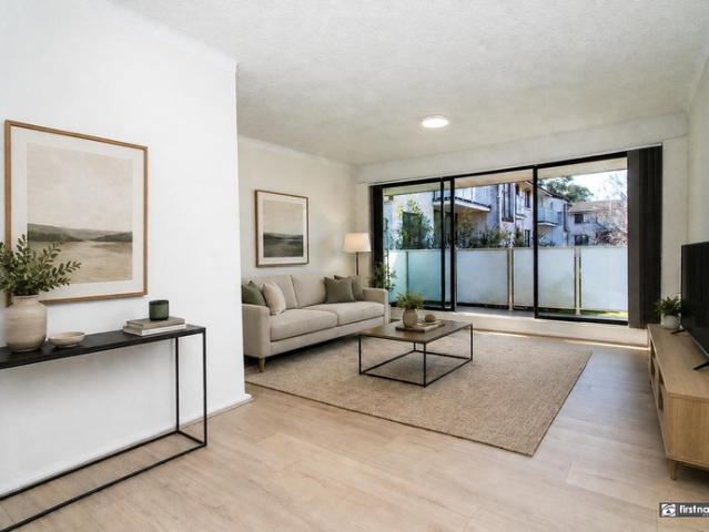Freshly Updated Two Bedroom Unit in Convenient Kingswood Location