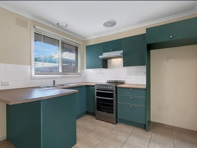 FRESHLY UPDATED VILLA UNIT IN PRIME PARKDALE LOCATION!