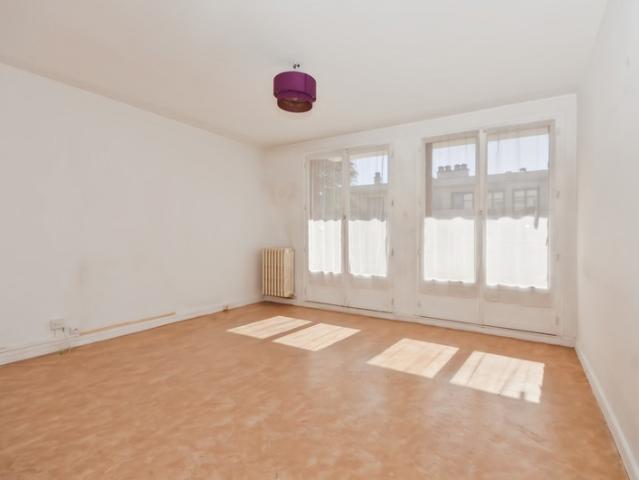 FRESNES 3 PIECES 61,38 m² BALCON, CAVE ET BOX RESIDENCE EN PIERRE DE TAILLE