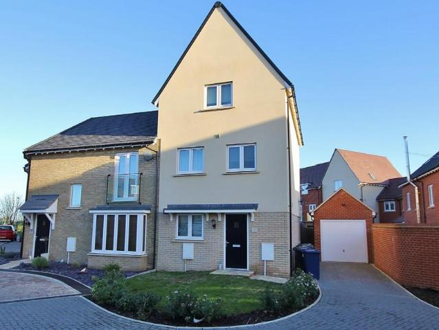 Freston Close, St. Ives 3 bed townhouse to rent £1,400 pcm £323 pw