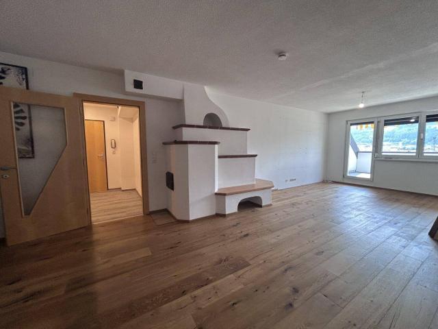 Fritzens: Wohnen auf der Sonnenseite – 3 Zimmer Wohnung mit Südterrasse und Kachelofen