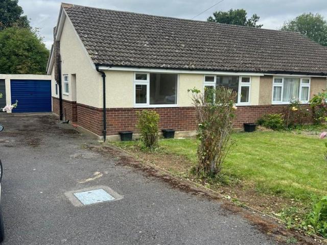 Friars Furlong, Long Crendon, Aylesbury 3 bed bungalow to rent £1,650 pcm £381 pw