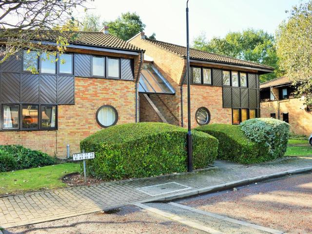 Friars Mead E14 1 bed apartment to rent £1,750 pcm £404 pw