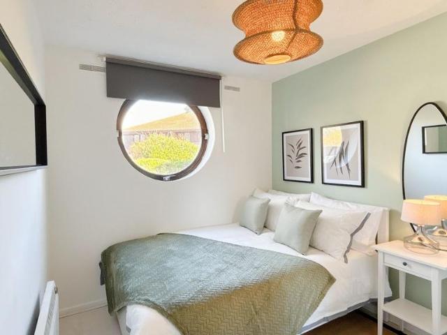Friars Mead, London E14 1 bed flat to rent £1,750 pcm £404 pw