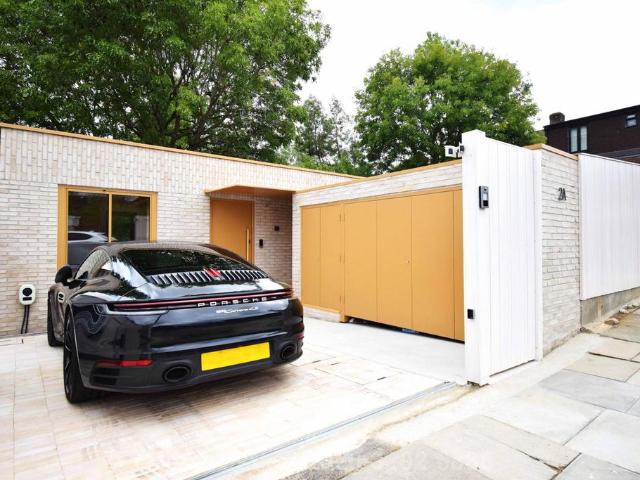 Friary Way, London 3 bed bungalow to rent £4,800 pcm £1,108 pw