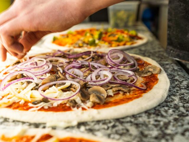 FRIBOURG: GROSSES RESTAURANT PIZZERIA MIT WOHNUNG ZUM VERKAUF