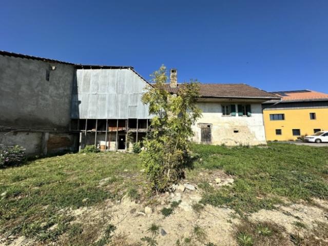 FRIBOURG HOUSE SOLL IN ZWEI WOHNUNGEN UMGEWANDELT WERDEN, MIT BAUGENEHMIGUNG ZUR ERWEITERUNG