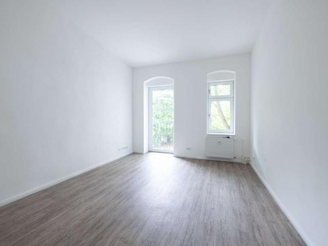 Friedenauer Altbaucharme: Bezugsfreie 2 Zimmer Wohnung mit moderner Einbauküche und Tageslichtbad