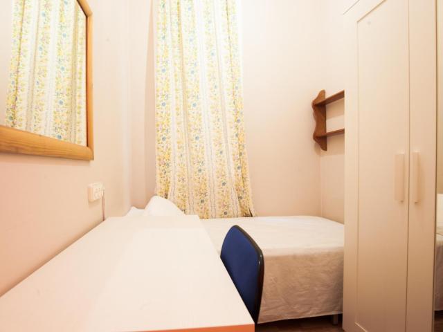 Friendly single bedroom in an apartment shared with a married couple, located next to Paral·lel metro station just for females