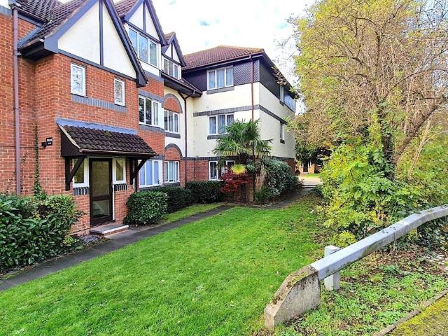 Friends Avenue, Cheshunt, Waltham Cross EN8, 1 bed flat to rent, £1,400 pcm | PrimeLocation