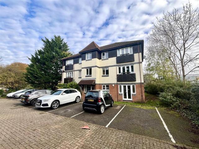 Friends Avenue, Cheshunt, Waltham Cross 2 bed flat to rent £1,395 pcm £322 pw