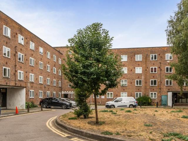 Friern Barnet Lane London N20 2 bed apartment to rent £1,850 pcm £427 pw