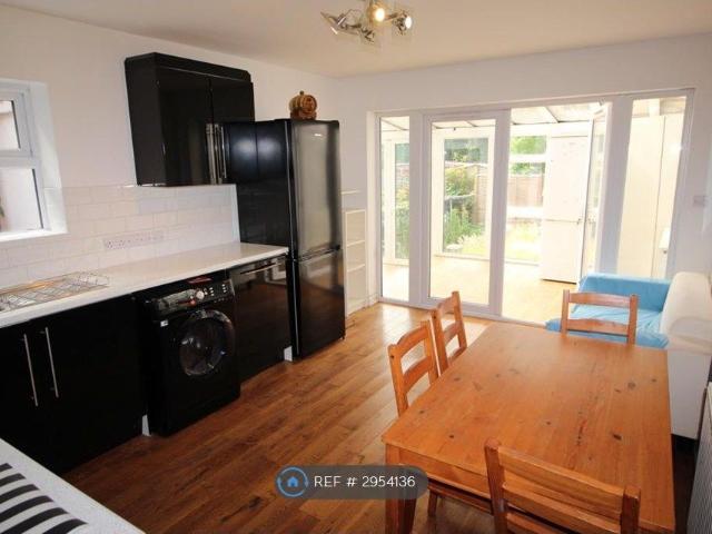 Friern Barnet Road, London N11, 3 bed flat to rent, £2,200 pcm | PrimeLocation