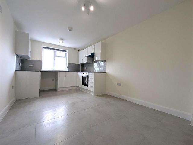 Frimley High Street, Frimley 2 bed flat to rent £1,325 pcm £306 pw