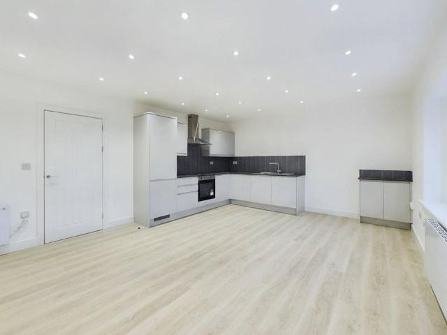 Frimley Road, Camberley, Surrey, GU15 2 bed maisonette to rent £1,350 pcm £312 pw