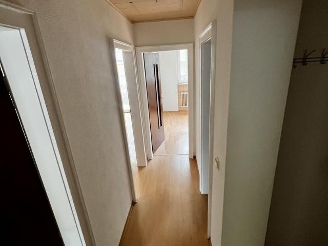 Frisch gestrichene 3 Zimmer Wohnung mit Balkon am Burbacher Markt – provisionsfrei