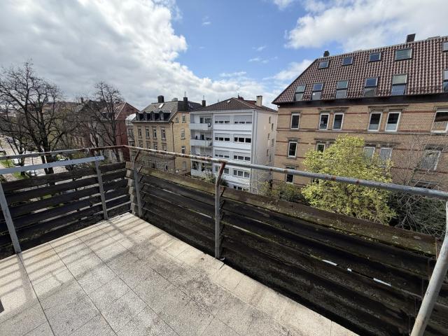 Frisch komplettsanierte 4 Zimmer Wohnung mit Einbauküche & Balkon in Stuttgart Bad Cannstatt