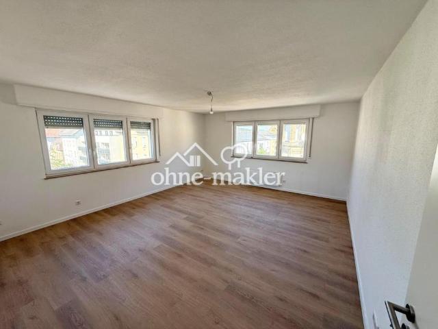 Frisch komplettsanierte 4 Zimmer Wohnung mit Einbauküche & Balkon in Stuttgart Bad Cannstatt