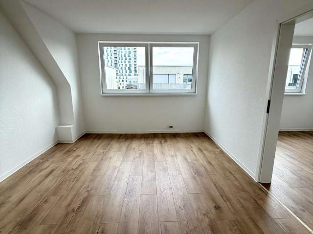 Frisch kernsanierte 2 Zimmer Wohnung im Herzen von Pempelfort!