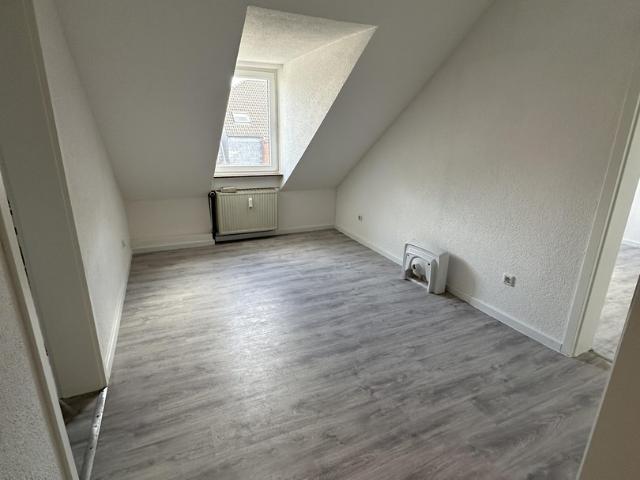 Frisch kernsanierte 5 Zimmer Wohnung im Altbau Dachgeschoss