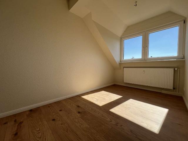 Frisch modernisiert! Gemütliche 3 Raum Wohnung mit EBK und PKW Stellplatz!