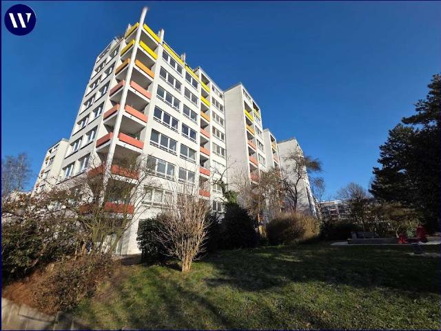 Frisch modernisiert: geräumige 2 Zimmer Wohnung mit Balkon und Aufzug