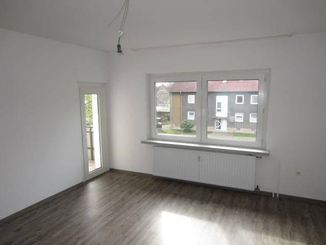 Frisch modernisiert. Schöne 3 Zimmer Wohnung mit Dusche und Balkon