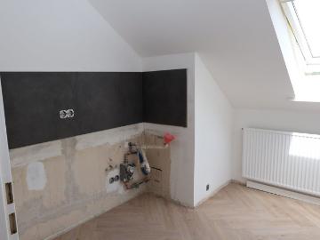 Frisch modernisierte 2,5 Zimmer Wohnung im Dachgeschoss