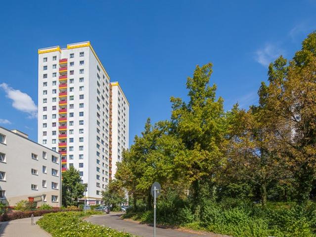 Frisch modernisierte Familienwohnung mit großem Essbereich und Weitblick zum Wolkenhain sowie Fernsehturm