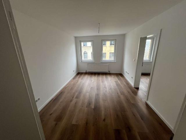 Frisch saniert & bezugsfertig: Lichtdurchflutete 2 Zimmer Wohnung mit moderner Wohnküche