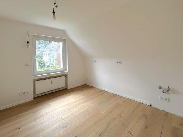 Frisch Saniert | Hochwertige 4 Zimmerwohnung mit Balkon und Garten