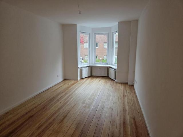 Frisch sanierte 3 Zimmer Wohnung mit Balkon, Erker und stilvollem Holzdielenboden