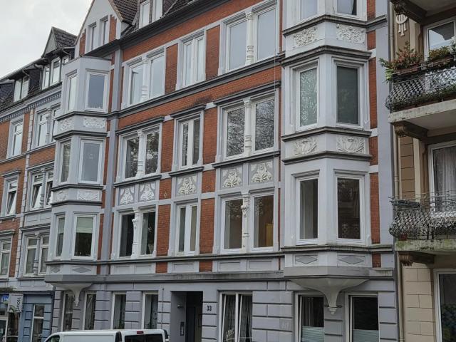 Frisch sanierte 3 Zimmer Wohnung mit Balkon, Erker und stilvollem Holzdielenboden