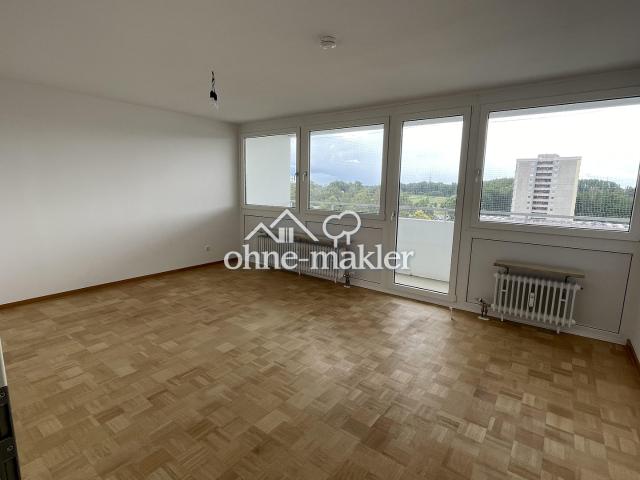Frisch sanierte 3 Zimmer Wohnung mit großem Balkon und Aussicht! Sofort frei