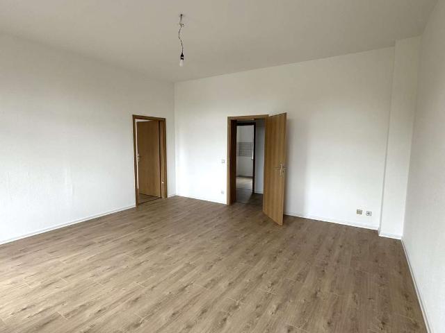 3 Zimmer Wohnung mit Laminat, separater Küche, Bad mit Dusche und Fenster frisch renoviert